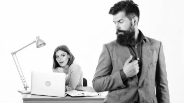 Ofis kolektif konsepti. Birlikte çalışmak. Müdür bey dizüstü bilgisayarla meşgul bir kızın önünde duruyor. Ofis müdürü ya da sekreter. Seksi ofis çalışanı. Özel sekreter. Tipik ofis hayatı.