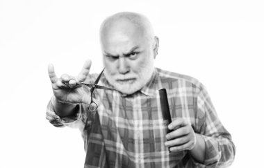 Berber dükkanı konsepti. Kuaför servisi. Berber keskin makasla çalışır. Sakallı yakışıklı kuaför, sakal şekillendirme aleti kullanıyor. Erkek tıraşı. Saç kes. Berber profesyonel ekipman kullanır