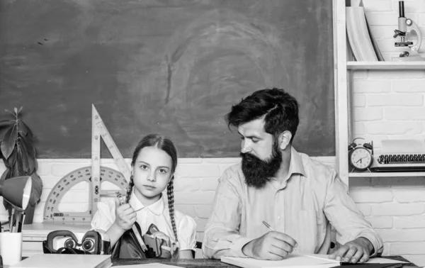 Analyzing strategy. daughter study with father. Teachers day. back to school. Private teaching. private lesson. knowledge day. Home schooling. small girl child with bearded teacher man in classroom — Stock Photo, Image