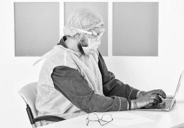 Coronavirus Hastalığı. Karantina altındaki çalışanlar için virüs yayılmasına karşı bir çözüm. Evde kilit altında çalışıyor. Koronavirüs salgını. Sosyal mesafeler. Uzaktan kumandalı el dezenfektanı ve solunum cihazı