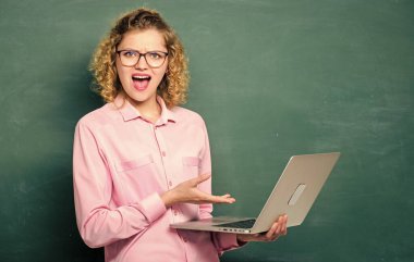 Online okul. İnternetten ders veriyorum. İstihbarat ve programlama. İnternette çalış. Uzaktan kumanda. Öğretmen defteri bilgi karatahta arka planı aranıyor. İnternette dizüstü bilgisayar sörfü yapan kadın. STEM öğrencisi