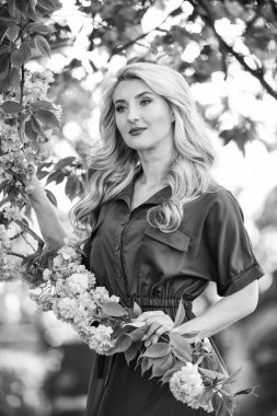 Mutlu bahar günleri. Parfüm ve kozmetik. Bahar sembolü Kız bahçedeki sakuranın tadını çıkarıyor. Dinlen ve tatil yap. Bahar çiçeği. Kiraz ağacı. Çiçek aroması. Çiçeklerin kadınları neden her zaman mutlu ettiğini.