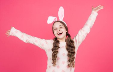 Sonunda Paskalya. Tavşan kulaklı komik çocuk. Uykuda gülümseyen genç kız. Tavşan avı başlasın.