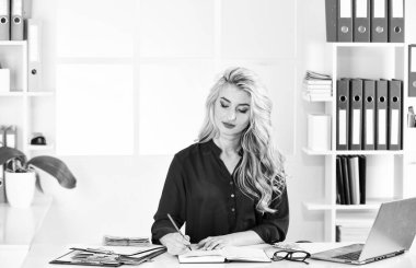 Düşük gelir. Katı para muhasebesi. Finansal kriz. Muhasebeci öğrenme belirteçleri. Gelir eksikliği. Geliri artırmayı. Küçük işletmenin sahibi. Ofisteki kız mali raporları analiz ediyor