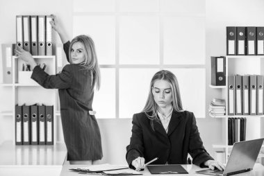 Tam konsantrasyon. Zor bir gündü. İyi iş ortakları. Ortaklık ve işbirliği. Patron ve çalışan. Ofiste sekreteri olan bir iş kadını. Modern ofis hayatı. Yöneticiyle CEO