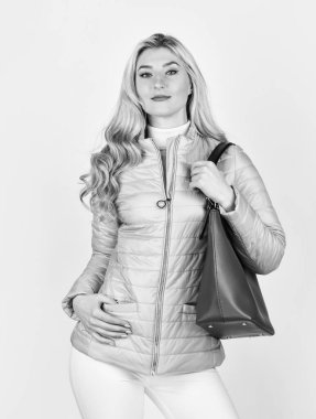 Kıyafet fikirleri. Herhangi bir durum için çanta taşıma veya alışveriş çantası. Kadın deri debriyaj kullanıyor. Makyajlı ve saç stili olan kız üstüne kız. Seksi ve kendine güvenen sarışın omuz çantası taşıyor. el çantası moda ve güzellik