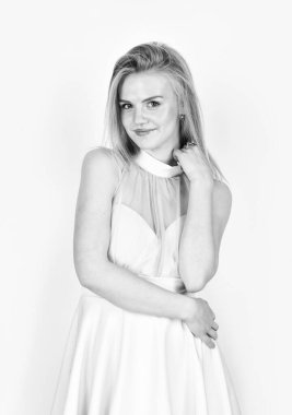 Güzel kız süslü bir elbise giyer. Kıyafet zevki harika. Nasıl hitap edilmek istiyorsan öyle giyin. Sevimli elbiseli nazik bir kadın. Sevimli sarışın. Güzel kız. Moda ve güzellik. Kadınlık ve şefkat