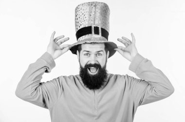 Aziz Patrick Günü 'nü kutlamaya hazırım. Sakallı, yeşil giyen İrlandalı bir adam. Sakallı adam Aziz Patrick gününü kutluyor. Cüce kostümlü hippi şapkaya dokunuyor.