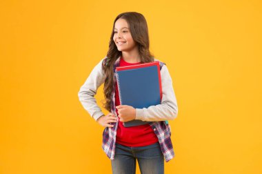 Eğitim her şeyden önce gelir. Mutlu çocuk çalışma kitaplarını tutuyor. Temel eğitim. Okula geri dön..