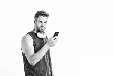 Motivasyon ve ilham için müziği dinle. Ses kalitesi. Müzik uygulaması akıllı telefon. İlham verici müzik konsepti. Yakışıklı, tıraşsız bir hippi kulaklık kullanarak müzik dinliyor. Modern kulaklıklar