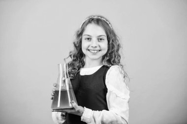 Okul laboratuarı. Doğanın kalıplarını öğren. Eğitim konsepti. Okulun kimya dersi. Kimyasal analiz. Zararlı ve hayati kimyasal çözünürlük seçenekleri. Kız öğrenci kimyasal sıvılar üzerine çalışıyor.