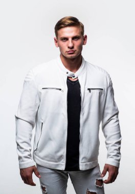 Beyaz şehir kıyafetleri içindeki genç, kendine güvenen adam, moda.