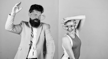 Çiftler eğleniyor. Ofis partisi. Başarıyı kutluyoruz. Birlikte dans etmek. Keyfin yerinde. Rahatla ve eğlen. Şirket kültürü. Tatili kutluyoruz. Sakallı adam, güzel kadın parti gözlükleri kutluyor.