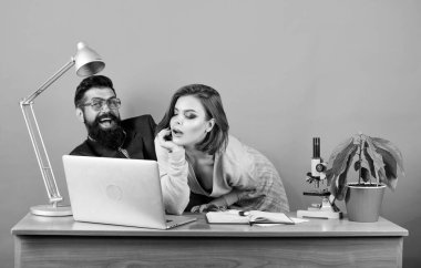 Kışkırtma konsepti. Özel ders. Öğretmenle flört etmek. Öğrenci şehvetli seksi kız ve deneyimli öğretmen. Zevk öğretiyorum. Onu cinsel olarak heyecanlandırıyor. Olgun öğretmen ve çekici öğrenci.