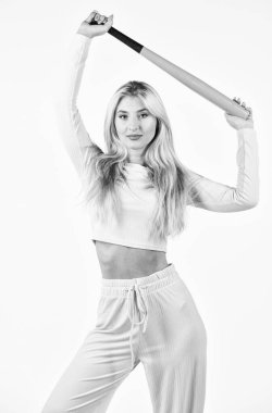 Güç ve motivasyon. Açık hava spor aktivitesi. Enerji dolu. Sopa ve top oyunu. Kadın kriket oyuncusu. Kız topa vurmaya hazır. Spor ve spor giyim tarzı. Beyzbol sopalı kız. Ben suçluyum.