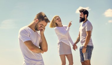 Kıskanç eş. Sonsuza dek yalnız. Kıskançlığın olumsuz etkisi. Aile psikolojisi. İlişki hedefleri. İnsan ilişkilerinde hayal kırıklığına uğradım. Ayrılın. Aşk üçgeni. Kıskançlık hissi. İhanet ve boşanma