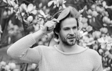 Bahar her yerde. Bahar tatili Anneler günü hediyesi. Sakura kokusu. İyi havanın tadını çıkar. Adam doğal mevsimlik arka plan. Tazelenmiş hissediyorum. Kadınlar Günü 'nde. Alerji. Manolya çiçeği açan seksi adam.