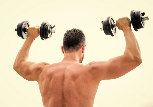 Voller Energie. Mann Sportler Gewichtheben. Steroide. Fitness- und Sportgeräte. Muskelkräftiger Rückenprotz beim morgendlichen Training mit der Langhantel. Athletischer Körper. Hantelturnen. Gesunder Lebensstil — Stockfoto