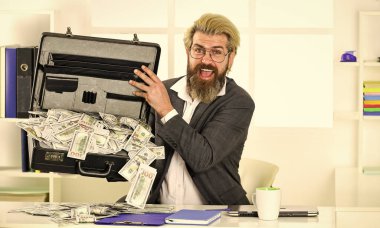 Profesyonel başarılı sakallı adam çok para kazandı. Dolar kazanıyor. Kendine güvenen milyoner. Ekonomi ve finans. Zengin bir banka çalışanı. Kendine yatırım yap. Ofis çantalı iş adamı