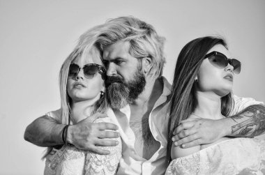 İkisine de aşığım. Çatıdaki partiden arkadaşlar. Havalı hipster ve kadın beyaz elbiseler. Kadınlar ve erkek arkadaşlar sarılıyor. - Aile. Yaz tatili. İlişkiler dostluk romantizmi. Üçlü konsept