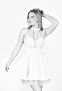 Flört modu başladı. Gülümseyen elbiseler. Sevimli elbiseli nazik bir kadın. Sevimli sarışın. Güzel kız. Moda ve güzellik. Kadınlık ve şefkat. Güzel kız süslü bir elbise giyer. Kıyafet zevki harika.