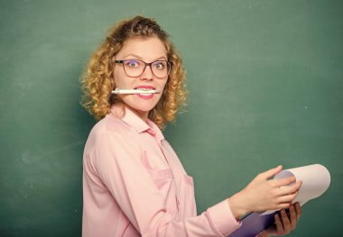 Okula dönelim. Bugün burada olan. Yoklama konsepti. Bayan öğretmen klasör belgelerini tutuyor. Ders planı. Kurallara göre. Evrak işleri belgesel dosyaları. Okul ödevi. Bilgi günü