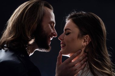 Kadına ve erkeğe aşık mutlu çift, mutluluk.