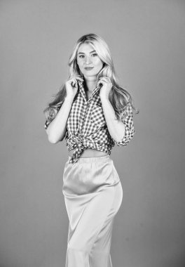 Genç ve güzel. Güzellik ve moda. Seksi sarışın klasik kıyafetler giyiyor. Makyajlı retro kadın. Güzel bir kızın uzun saçları vardır. Çekici sarışın kadın. Cazibe tarzı. Pembe bir hayat