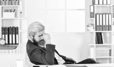 Ofis masasında elinde dosya olan yorgun bir adam. İş istihbarat analisti. Girişim kaynak planlaması. Erp danışmanı not alıyor. Şirket yöneticisi belgelerle çalışıyor. Sabah uykulu bir adam