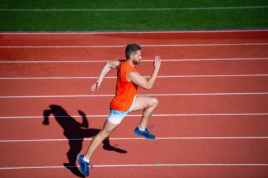 Atletik koşucu. Meydan okuma ve rekabet. Maraton hızı. Koşucu. Adam koşu yolunda.
