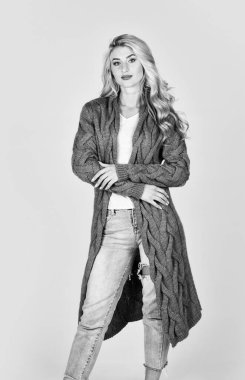 Rahat etmeniz için büyük boy hırka. Şık bir hırka. Yumuşak yün kaşmir hırkalı kız kıyafeti. Kadın uzun örülü hırka giyiyor. Samimi kıyafet. Sıcak ve rahat. Kıyafet dükkanı.