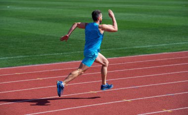 Sporcu ya aerobik ya da anaerobik yükleme yapar. Stadyumda koşmaya başla. Spor salonu açık havada. Kas sporu antrenmanı. Spor. Erkek dayanıklılığı ve dayanıklılığı. Başarılı sporcu bitirme