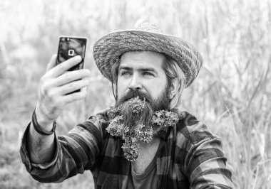 Görüntülü arama. Çevrimiçi iletişim. Yüksek kalitede internet ve iletişim. Akıllı telefonlu hippi kovboy sahada. Sosyal ağlar. Ülkenin en ücra köşelerinde internet var