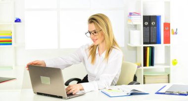 Okul öğretmeni çevrimiçi çalışıyor. Modern ofisteki bin yıllık kadın web sitesi. İş kadını, iş arkadaşı ya da müşteriyle görüntülü konuşma yapar. kablosuz internet bağlantısı