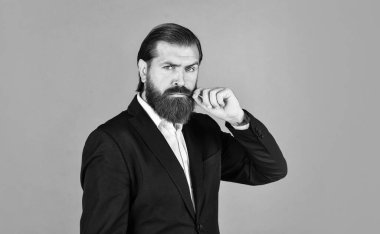 O, beyaz gömlekli. Takım elbiseli başarılı bir adam. İş adamı takım elbise giyer. Resmi ofis hayatı. Ciddi sakallı adam. Pahalı takım elbiseli yakışıklı ve başarılı bir adam. Boşluğu kopyala