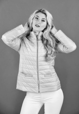 Gerçekten çok tatlı. Kadın giyim mağazası. Kadının uzun kıvırcık saçları var. Şık bir kadın şık giyinir. Zarif makyajlı seksi sarışın. moda ve güzellik. Kuaför salonundan sonra güzel kadın.