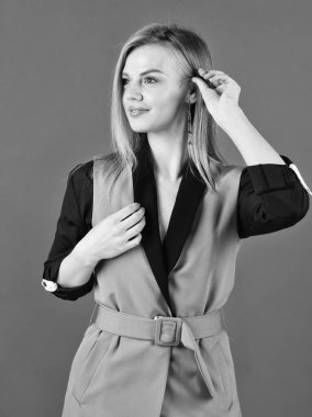 Başka bir müşteri. Sadece modaya uygun renk giy. Zarif ceketli bir kadın. İş kadını resmi takım elbise giyer. Kuaför güzellik salonu. Şirin kızın uzun saçları var. Kadın sonbahar modası. Gerçek kadın stili.