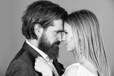 Aşk dili. Onlar için sevgililer günü. Kız arkadaşı olan olgun bir adam. Romantik ilişki ve flört. Birbirine aşık çiftler. Seksi resmi çift. Sakallı adam ve kadın kucaklaşır. moda ve güzellik