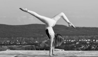 Sabah egzersizi. Bacak kasları jimnastik için egzersiz yapıyor. Seksi fit vücutlu güzel bir kadın. Kadın el ele tutuşuyor. Spor giyim sektöründe esnek bir kız. Yoga yapan çekici bir kadın.