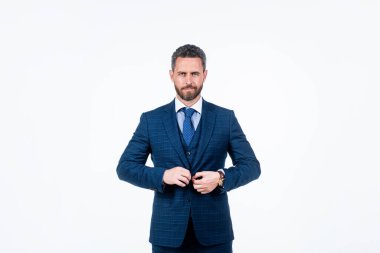 Beyaz tenli yakışıklı adam. Kendine güvenen erkek patron ceketini ilikliyor..