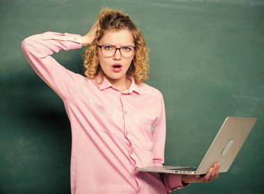 Baş ağrısı. E-öğrenme konsepti. İnternet üzerinden eğitim. Modern teknoloji. Modern okuldaki kız. Online eğitim. İşletme. Dizüstü bilgisayarlı gözlüklü yorgun öğrenci. Öğretmen kadın tahtada