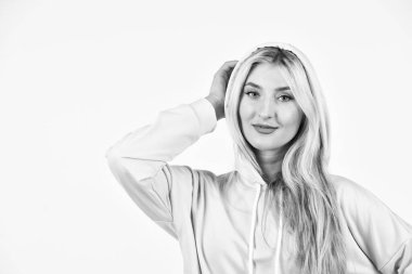 Açık hava sporları ve şehir tarzı. Mükemmel vücut yapısı olan güzel bir fitness kadını. Antrenman elbiseli kız. Şık spor kıyafetleri içinde çekici bir kadın. Eşofmanlı ve kazaklı bir kız. Boşluğu kopyala