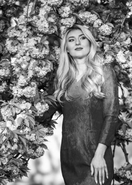 Kiraz çiçekli kız. Kadınlık. Sakura ağacı çiçek açıyor. Pembe mod. Sakura mevsimi. Harika bir kız. Bahar moda koleksiyonu. Kadın bahar çiçeği sakura çiçek açar. Bahçedeki sarışın kadın.