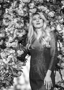 Kiraz çiçekli kız. Kadınlık. Sakura ağacı çiçek açıyor. Pembe mod. Sakura mevsimi. Harika bir kız. Bahar moda koleksiyonu. Kadın bahar çiçeği sakura çiçek açar. Bahçedeki sarışın kadın.