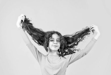 Komik bir ruh hali içinde olmak. Sağlıklı ve güçlü saçlar. iyi şampuan ya da losyon. Kuaför güzellik salonu. Güçlü ve sağlıklı saç konsepti. Küçük çocuk uzun saçlı. Şaka yapıyorum. Uzun rüzgarlı saçlı mutlu kız.