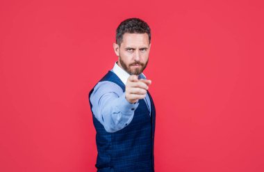 Resmi giysili yakışıklı adam kamerayı işaret ediyor, başarı.