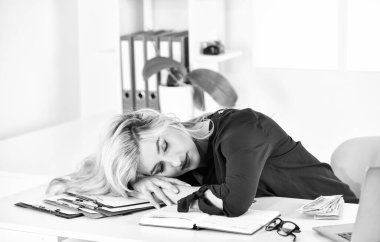 Hasta ve yorgun. İnternetten alışveriş. E-ticaret ve internet bankacılığı. Bitcoin para çekilmesi. Gelecek yatırım konsepti için borç vermek ya da para biriktirmek. Vergi bildirimi ya da para denetimi yapan kadın denetçi.