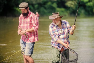 Mutlu bir gün. Elinde olta ve ağla iki mutlu balıkçı. Turizm avcılığı. Baba oğul balık tutuyor. Gölün kıyısında kamp yapmak. Büyük balık avı. Arkadaşlık. Uçan Balık Zamanı. hobi