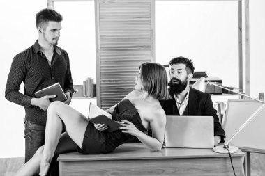 Cinsel arzuyu harekete geçir. Çoğunlukla erkek topluluğunda çalışan bir kadın. Kasıtlı cinsel provokasyon. Erkek meslektaşlarıyla çalışan çekici bir kadın. Ofis atmosferi konsepti. Cinsel çekim.