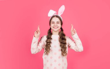 Tavşan kulaklı, pijamalı mutlu Paskalya kızı.